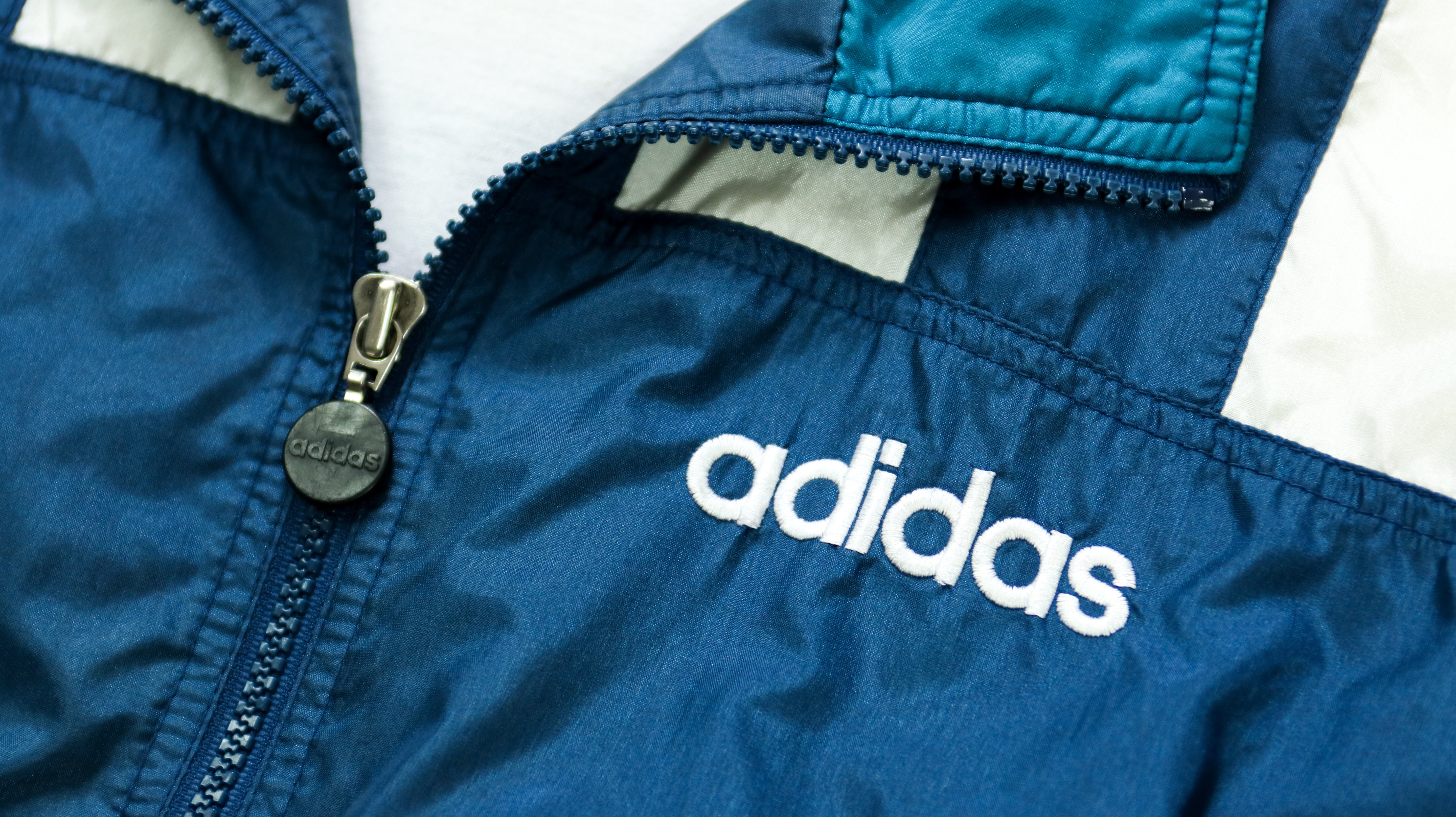 chaqueta deportiva azul adiddas 